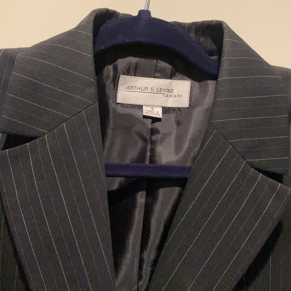 Pin striped Blazer - Arthur Levine (tahari) size 6 - Picture 2 of 5